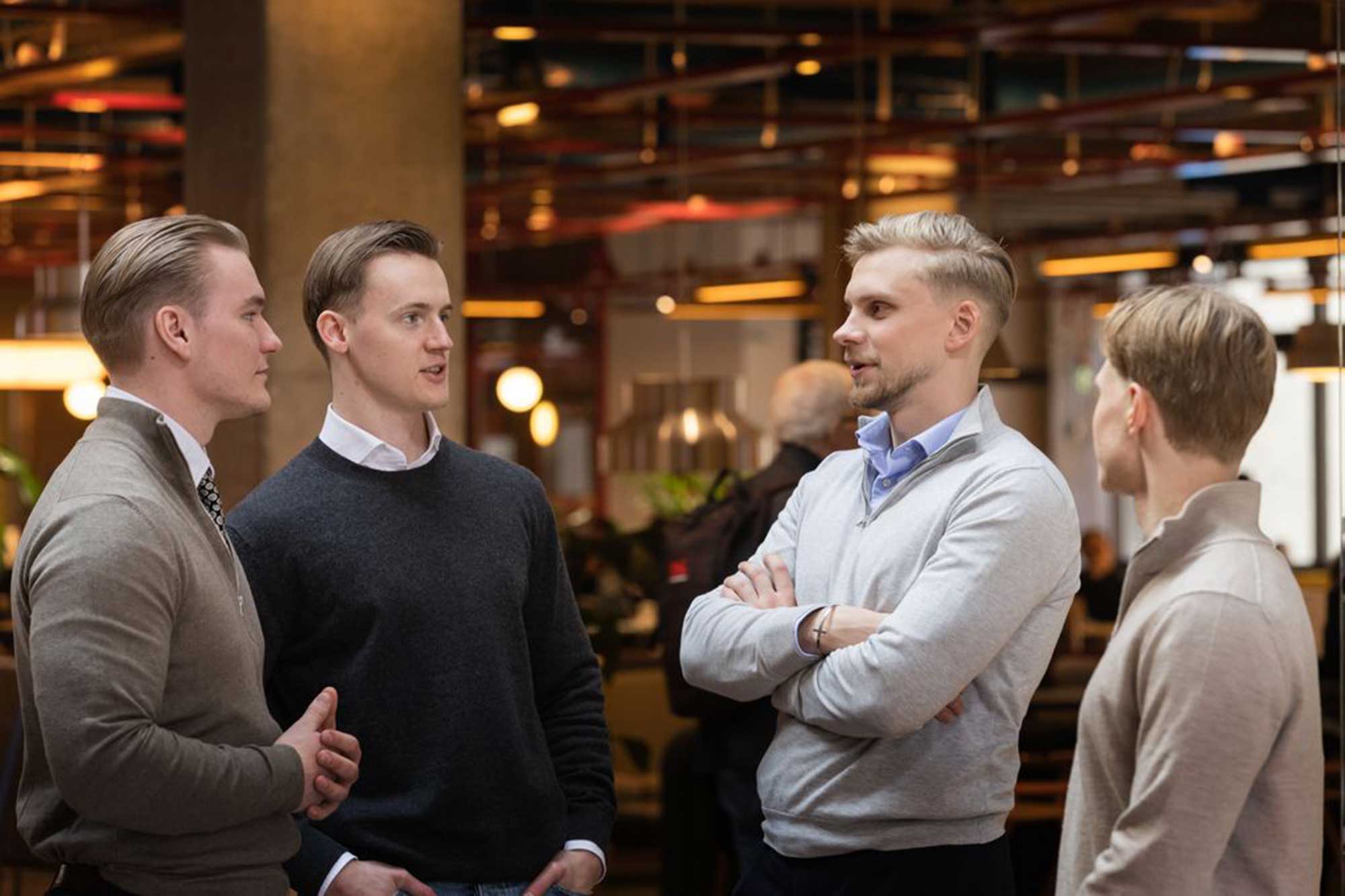 Några kollegor står och har en konversation tillsammans
